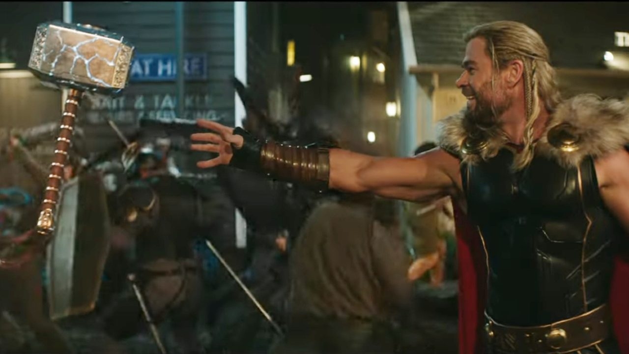 Nieuwe beelden: Thor gaat op de vuist met Gorr in 'Love and Thunder'-clip