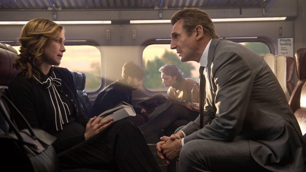 Liam Neeson slaat en schiet erop los in trailer 'Commuter'