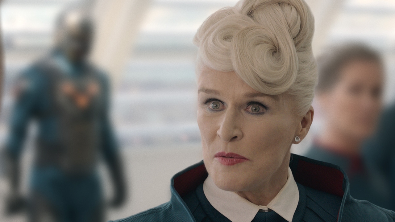 Glenn Close valt flauw op rode loper