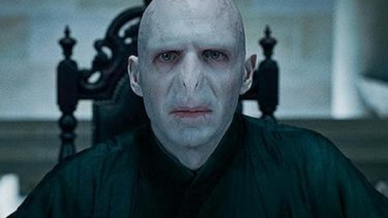 Deze beroemdheid lijkt op Voldemort als ze haar wenkbrauwen niet opmaakt