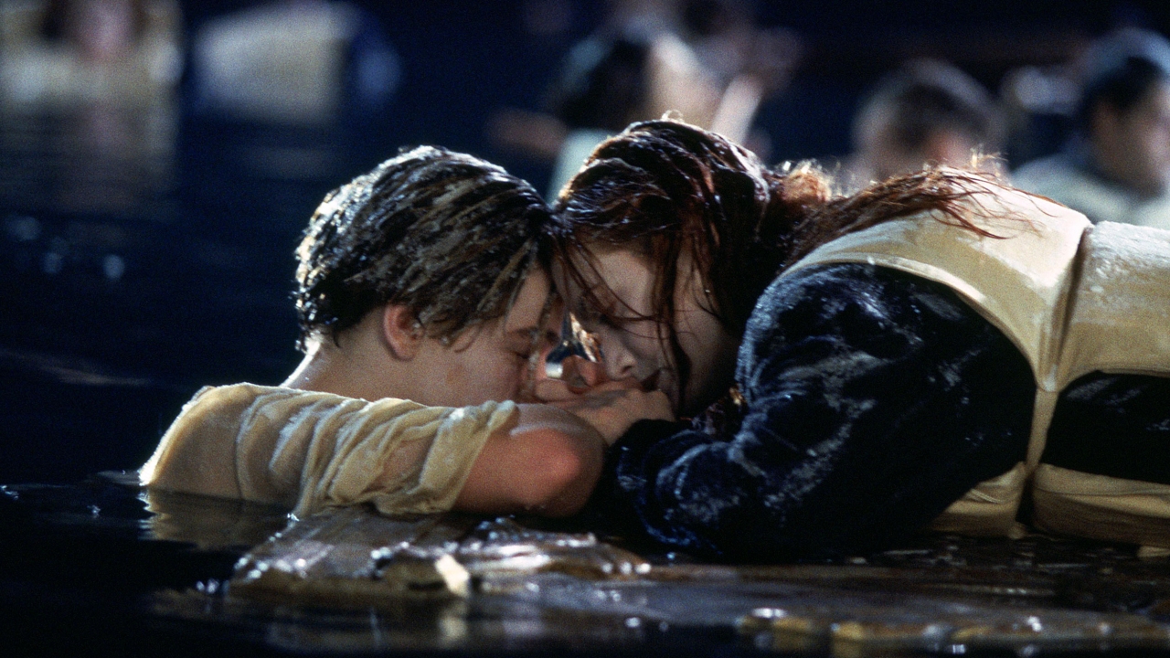 Leonardo DiCaprio laat ook aan Brad Pitt niets los over "dubieuze" einde 'Titanic' (video)