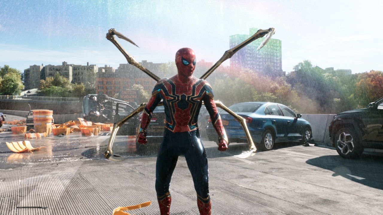 Spider-Man zit dik in de problemen op een nieuwe foto van 'Spider-Man: No Way Home'