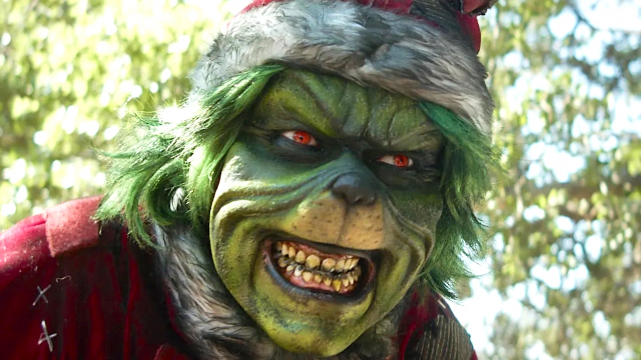 Moordende The Grinch verstoort kerstfeestje in clip uit slasher 'The Mean One'