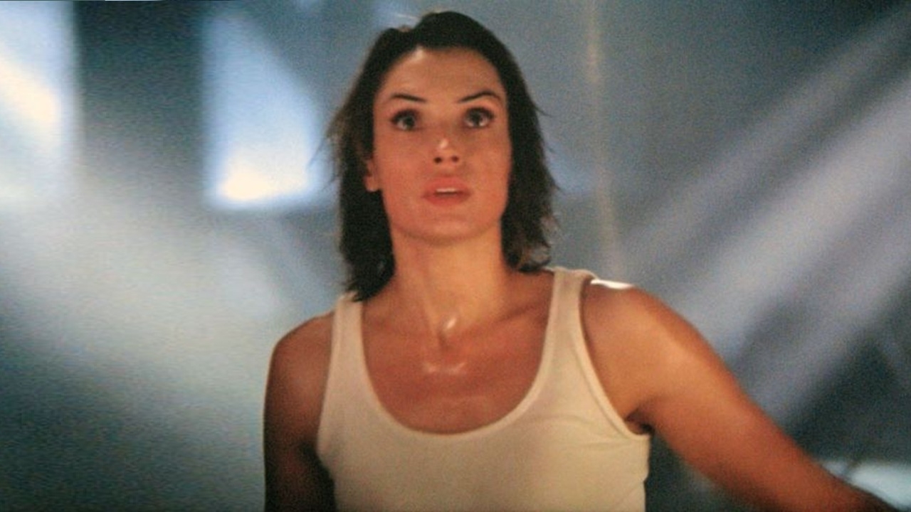 Deze horrorfilm met Famke Janssen flopte hard, maar is tegenwoordig een klassieker