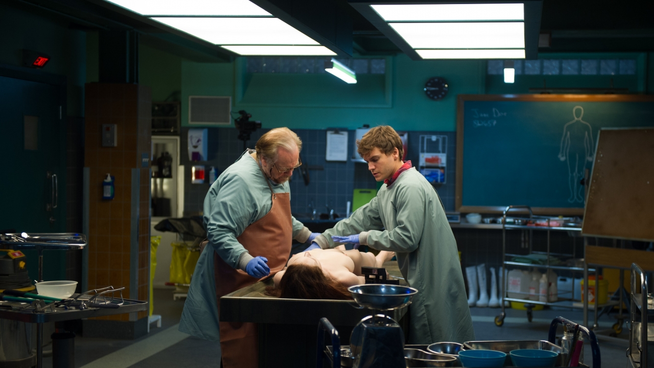 Brian Cox en Emile Hirsch in teaser trailer 'The Autopsy of Jane Doe'