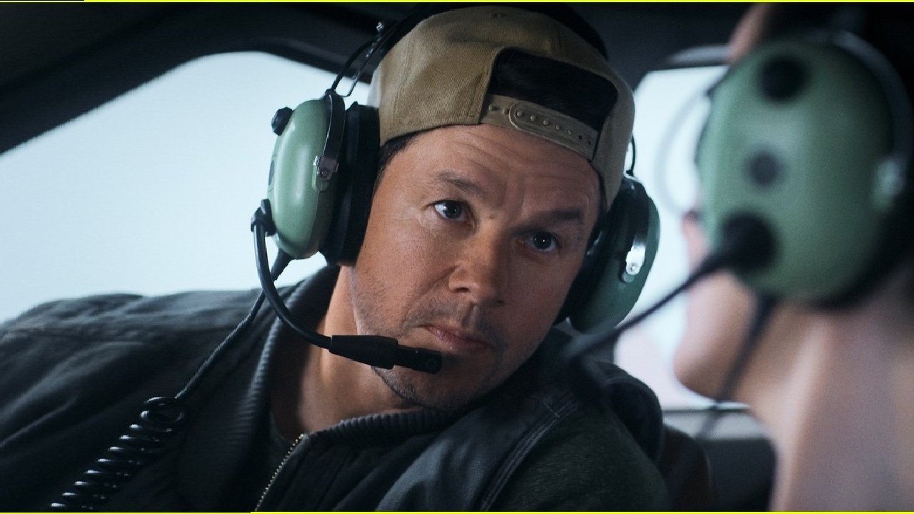 Piloot Mark Wahlberg blijkt psychopaat in ijskoude trailer 'Flight Risk' van Mel Gibson
