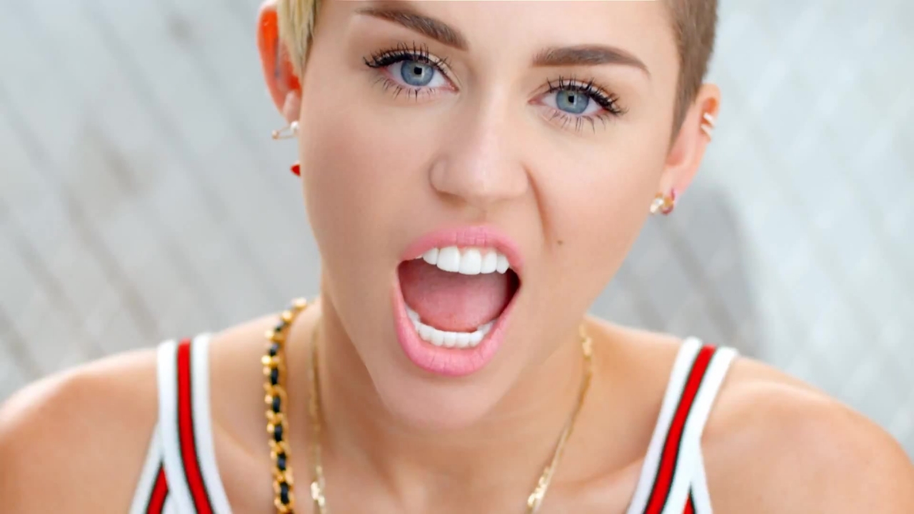 Miley Cyrus tongzoent nieuwe vriend in 'Joker'-schmink (NSFW)