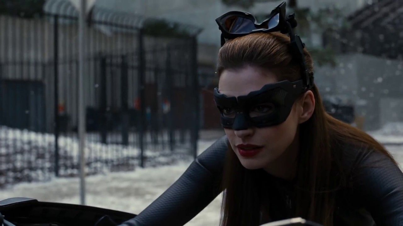 Anne Hathaway geeft 'advies' aan de nieuwe Catwoman Zoë Kravitz