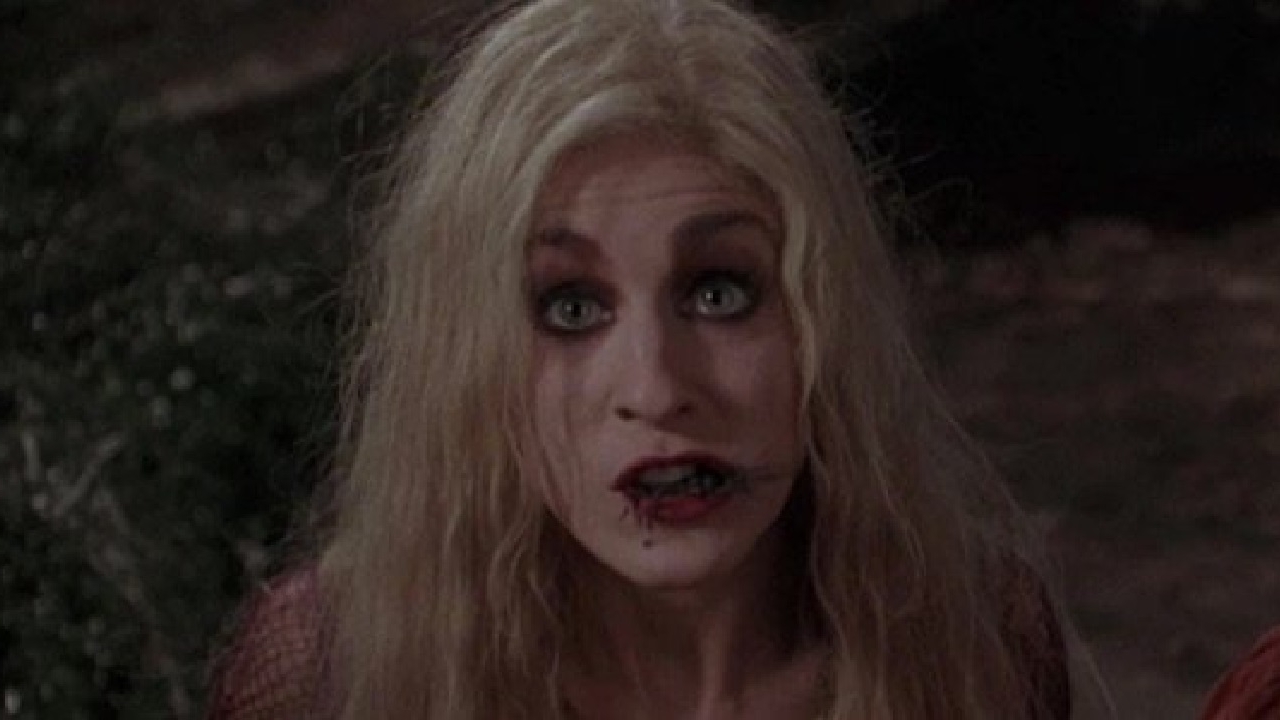 Heksen Sarah Jessica Parker en Bette Midler vliegen op hun bezems in 'Hocus Pocus 2'