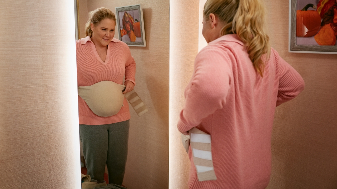 'Kinda Pregnant': Amy Schumer houdt zich voor haar doen in, maar dat maakt het amper beter