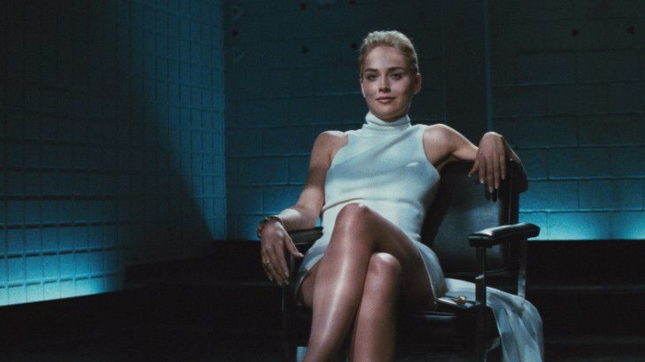 Sharon Stone imiteert legendarische 'benen uit elkaar'-scène Basic Instinct