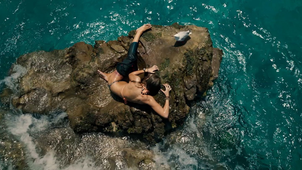 Blake Lively surft richting gevaar in clip 'The Shallows'