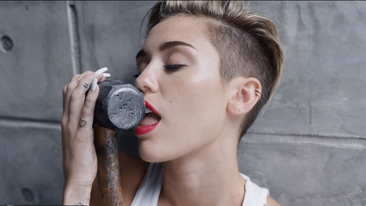 'Miley Cyrus deelt foto op Valentijnsdag voor Liam Hemsworth (NSFW)'