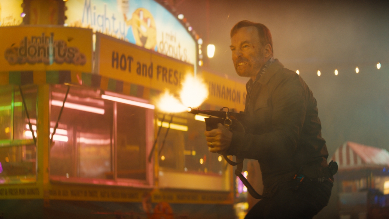"Ik ga niet met jullie vechten, ik ben op vakantie": Bob Odenkirk bewijst het tegendeel in de trailer van 'Nobody 2'