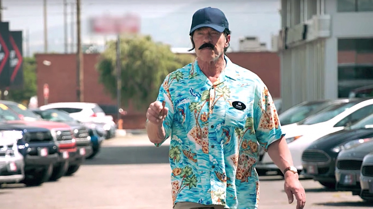 Arnold Schwarzenegger neemt klanten in de maling als undercover autoverkoper (video)