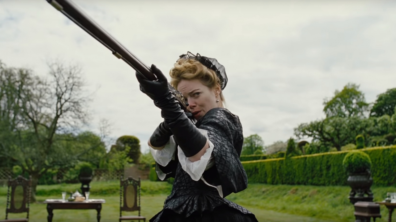Emma Stone in kostuum in trailer 'The Favourite'