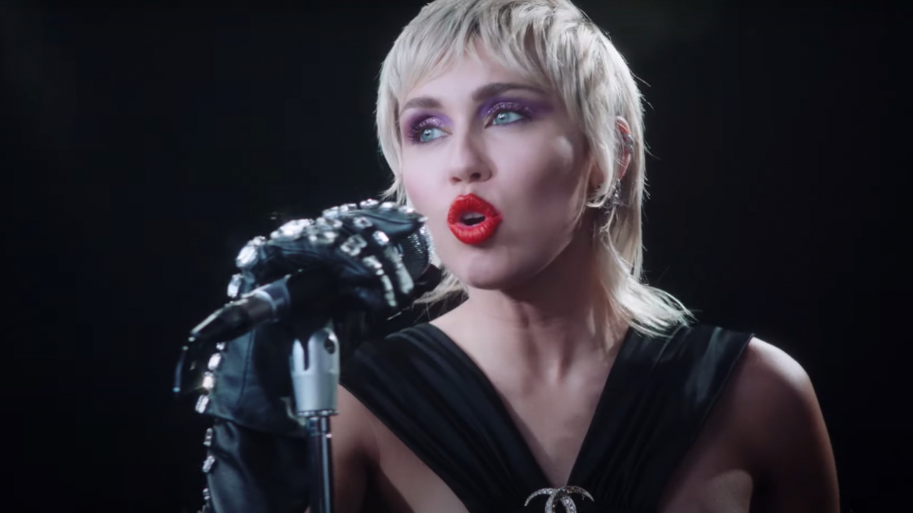 Miley Cyrus te zien in latex pakje in Insta-video
