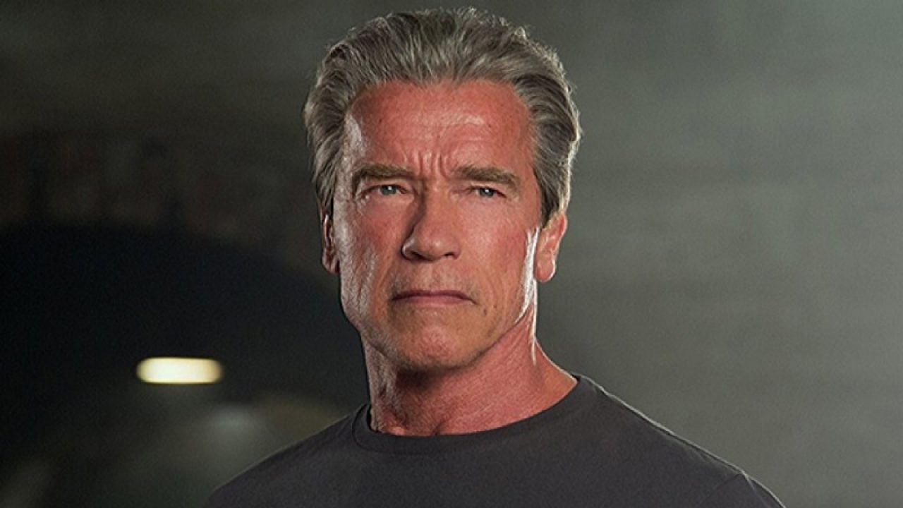 Arnold Schwarzenegger zorgt dat collega's zich een rolberoerte schrikken met flauwe pranks