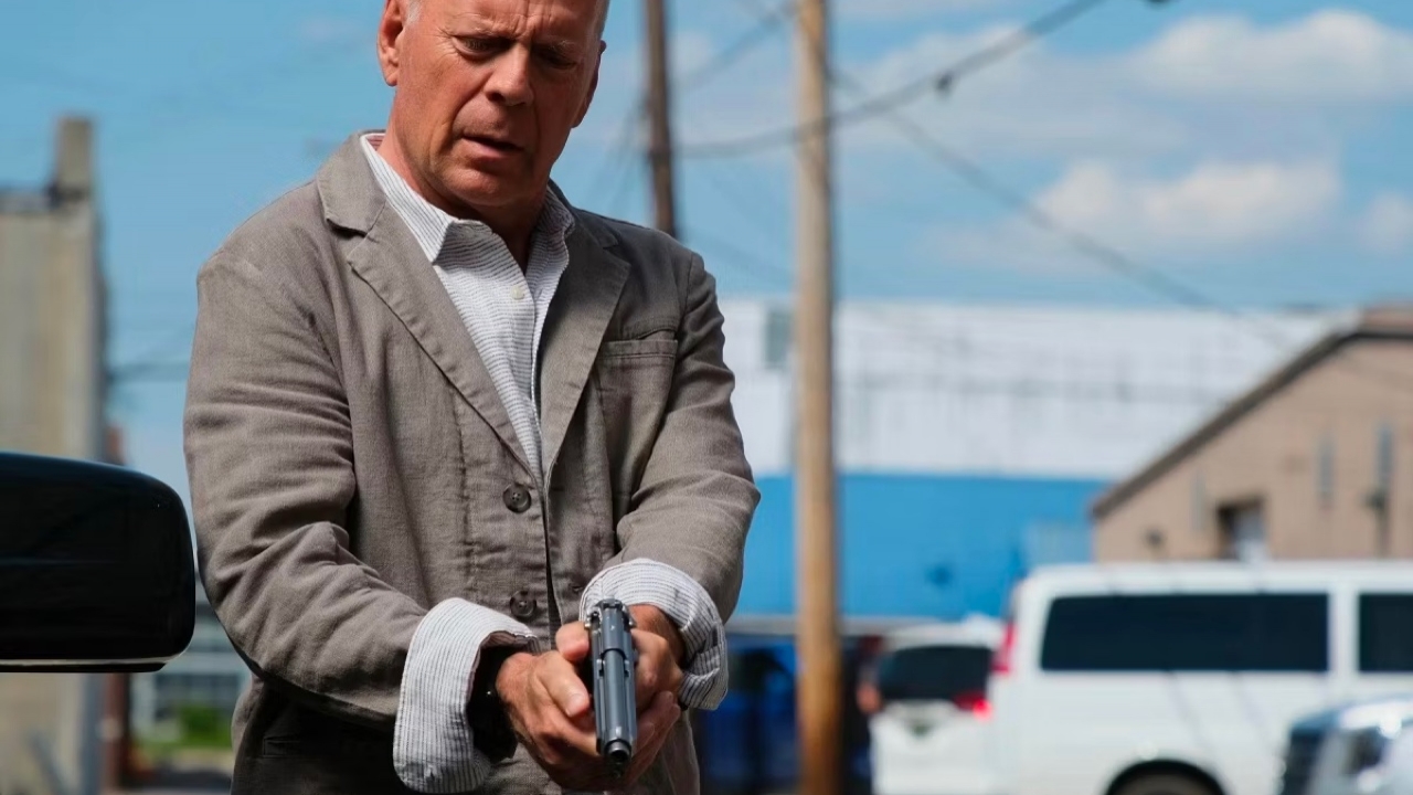 Eerste foto uit laatste film van ernstig zieke Bruce Willis: 'Assassin'
