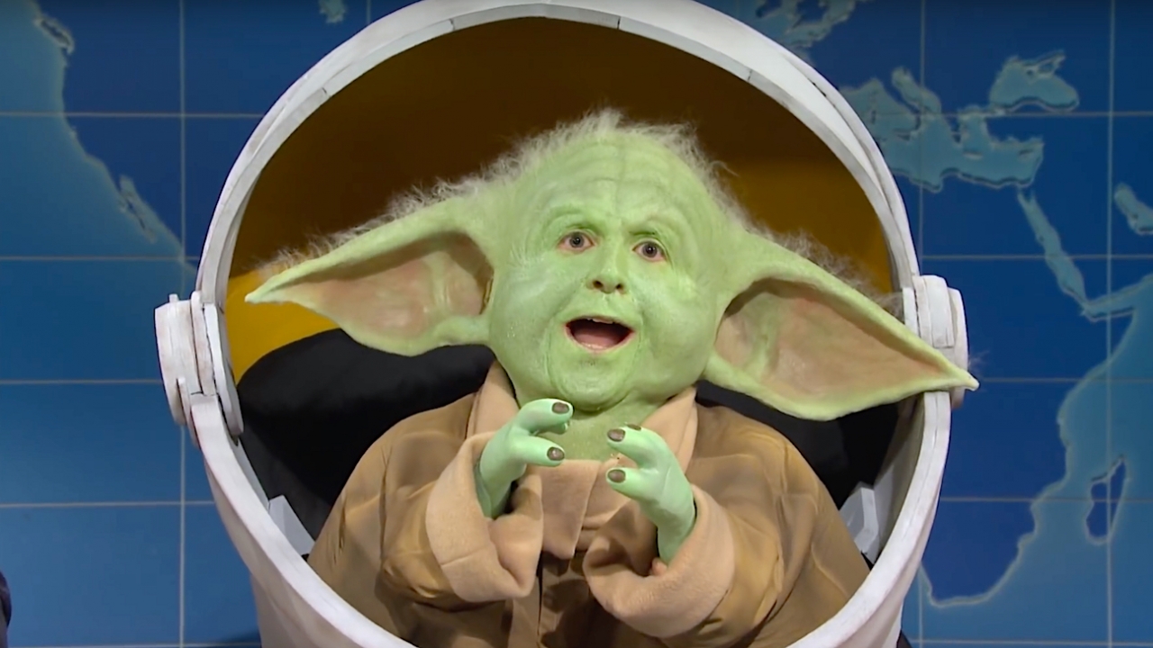 Baby Yoda heeft een hélé grote mond in deze video
