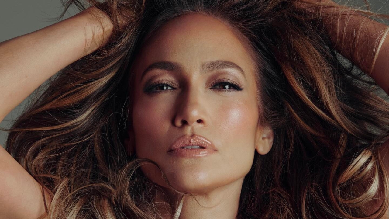 Jennifer Lopez doet wild en knapt bijna uit haar jurkje