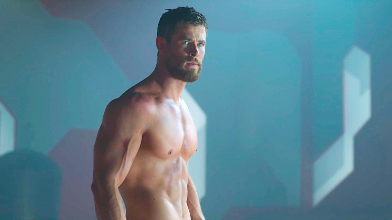 Mega gespierde Chris Hemsworth trekt en duwt er flink op los in nieuwe workout-video
