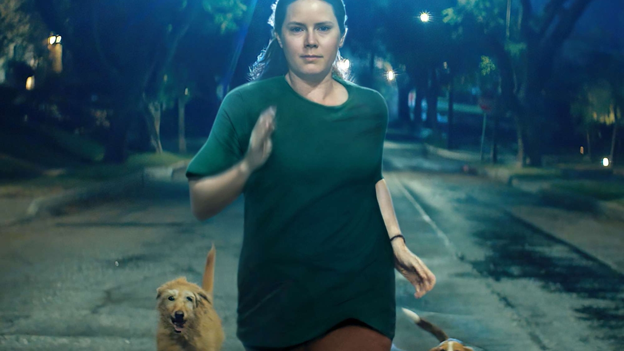 De vreemde horrorkomedie 'Nightbitch' met Amy Adams balanceert tussen raar en herkenbaar