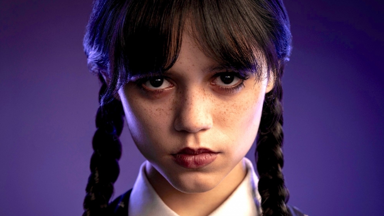 Jenna Ortega verkleedt zich als schoolmeisje en is net haar personage Wednesday Addams