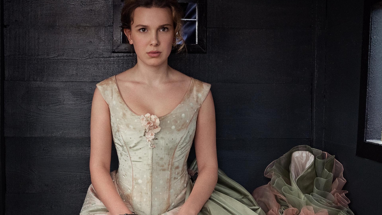 Millie Bobby Brown steekt haar neus in geheime zaken op foto's 'Enola Holmes 2'