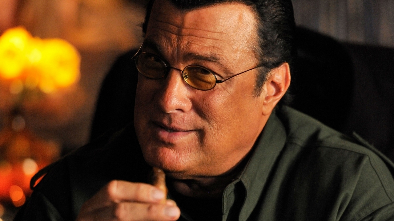 Steven Seagal noemt vrouwelijke journalisten hoeren op geluidsopname