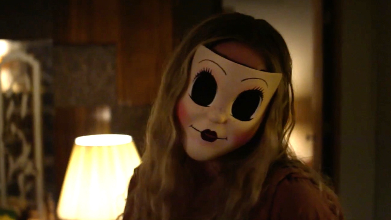 Terreur en enge maskers in nieuwe trailers 'The Strangers: Prey at Night'