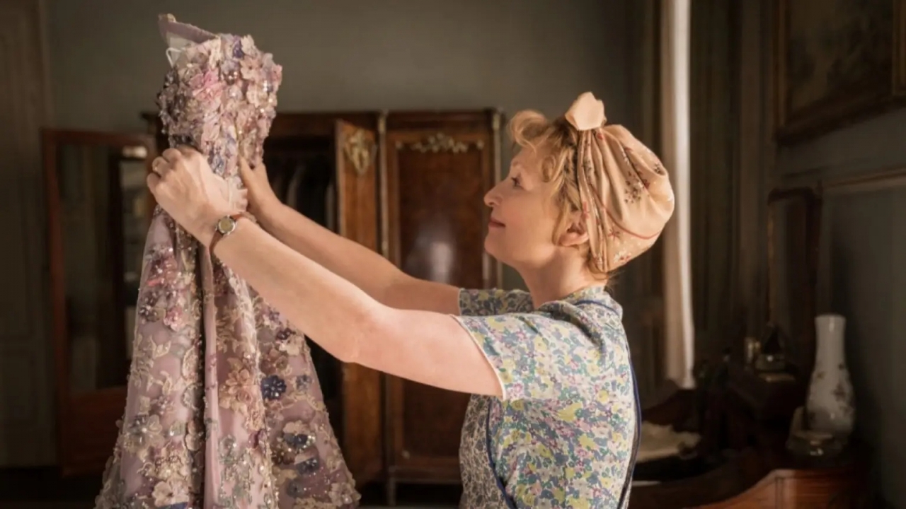 De trailer van 'Mrs. Harris Goes to Paris' is uitermate charmant