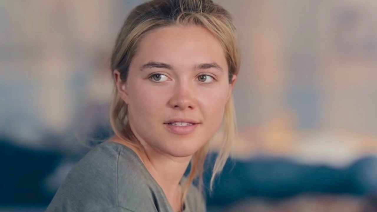 'Oppenheimer'-actrice Florence Pugh knalt zelf als een bom op straat