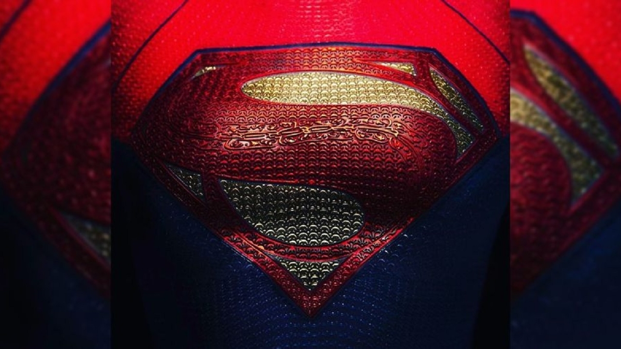 Kostuum van Supergirl uit 'The Flash' en DCEU onthuld