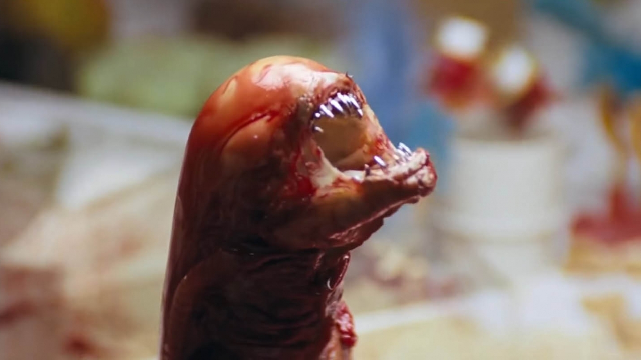 Deze chestburster-scène uit 'Alien' is nog steeds ongekend gruwelijk