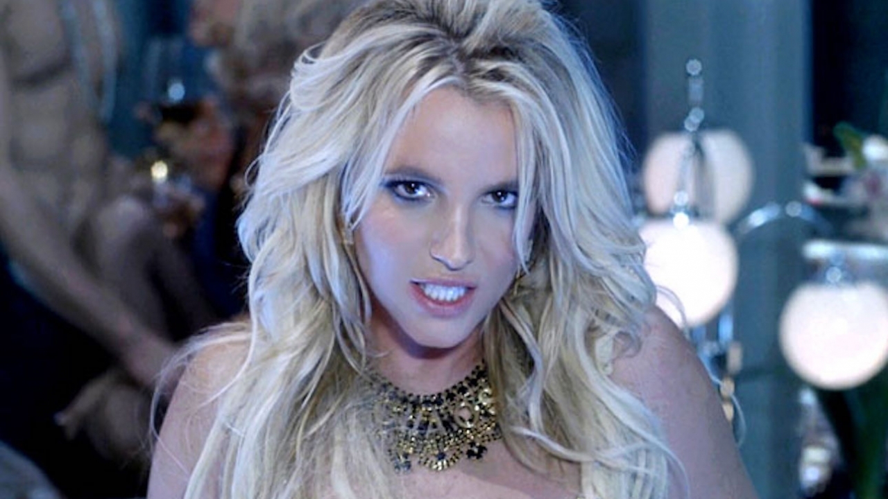 Britney Spears berijdt haar vriend in geinige nieuwe video