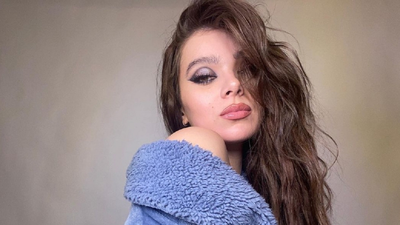 Hailee Steinfeld in behoorlijk strak korset op Insta-foto