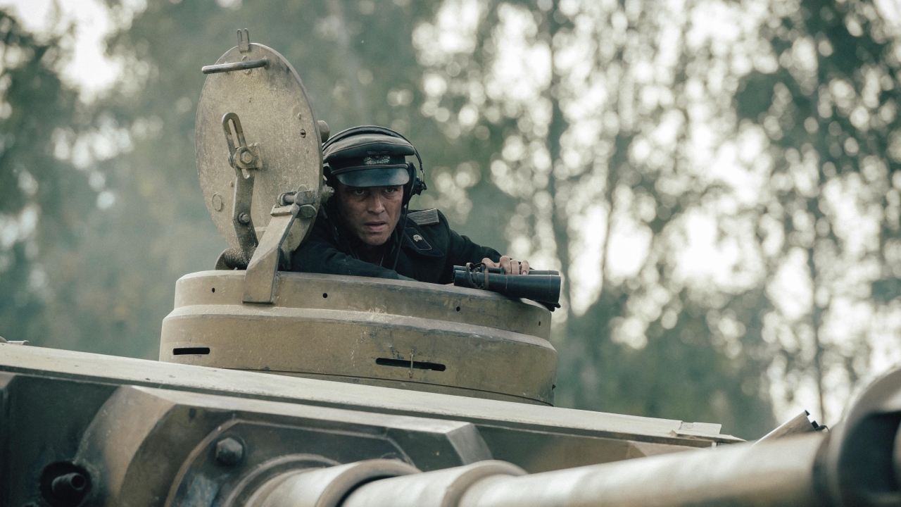 De brute Duitse oorlogsfilm 'Der Tiger' doet denken aan bekende en furieuze oorlogsfilm, maar is ook flink anders...
