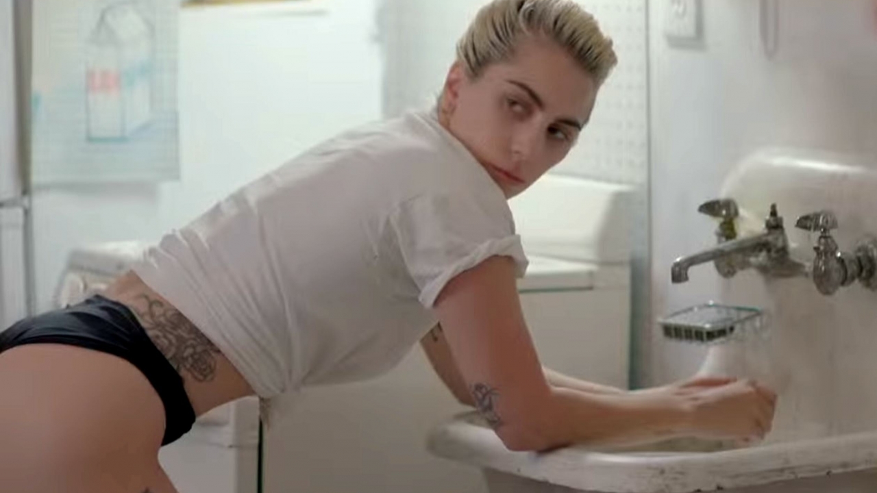 Lady Gaga geeft zichzelf volledig bloot in heftige documentaire 'Five Foot Two'