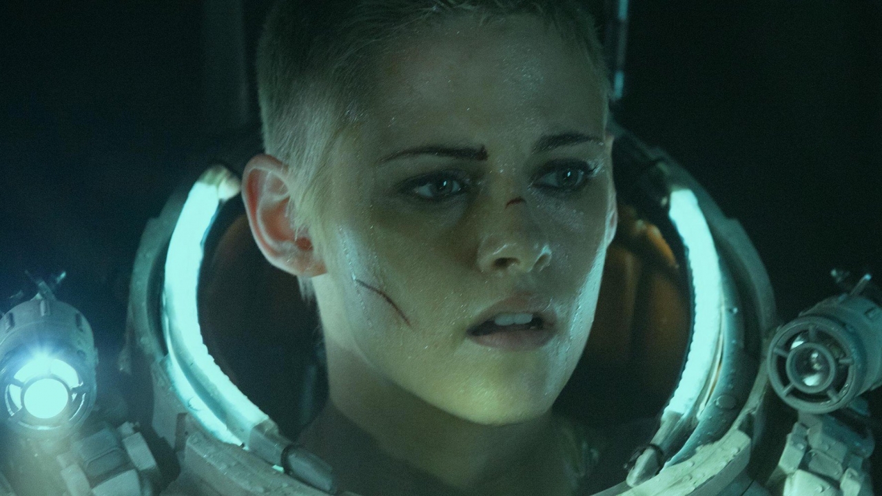 Onderwater-monster bedreigt (een bijna kale) Kristen Stewart in trailer 'Underwater'