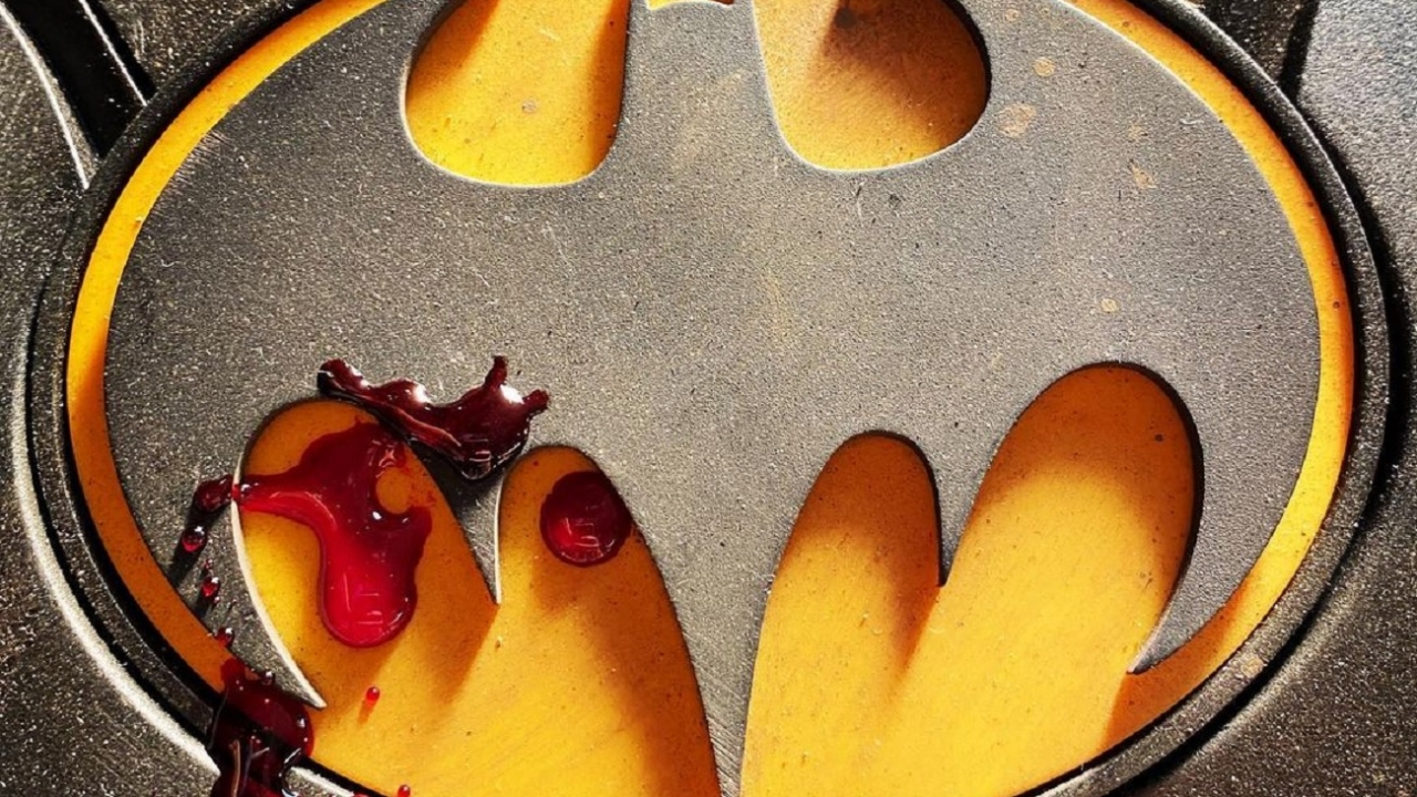Bloederig en herkenbaar Batman-kostuum op eerste foto 'The Flash'