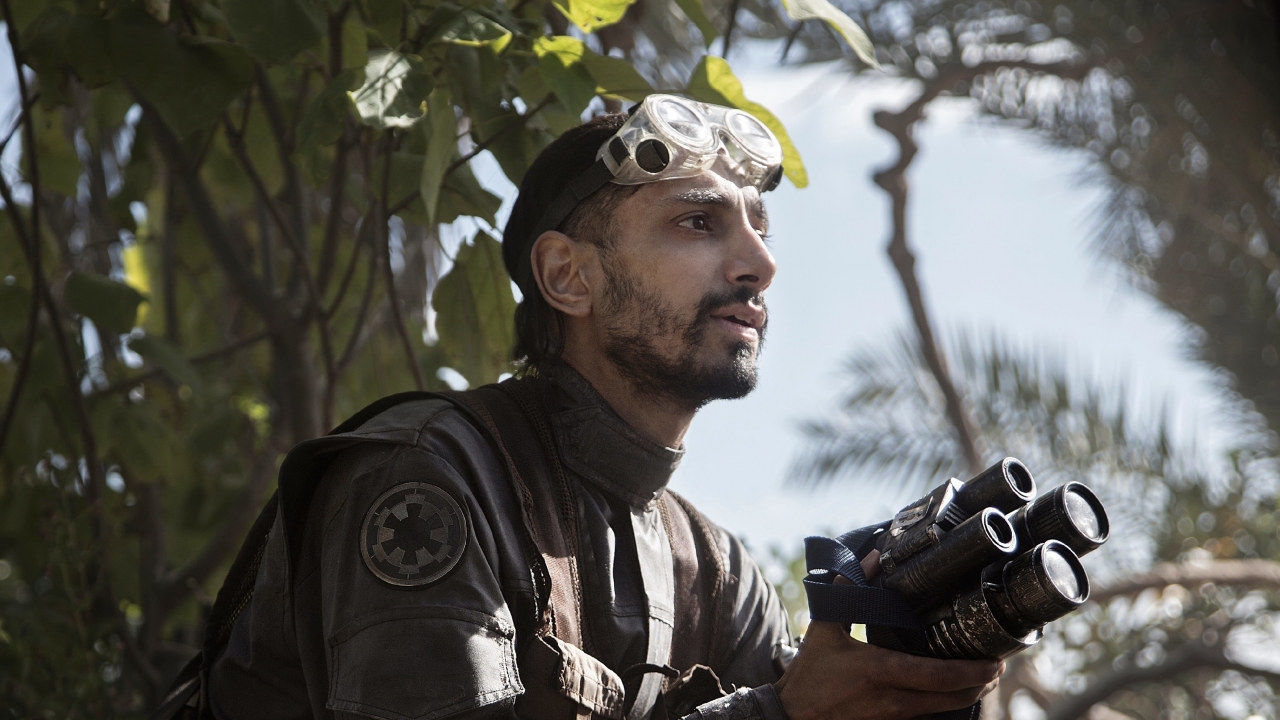 Riz Ahmed naast Jake Gyllenhaal en Joaquin Phoenix in 'The Sisters Brothers'