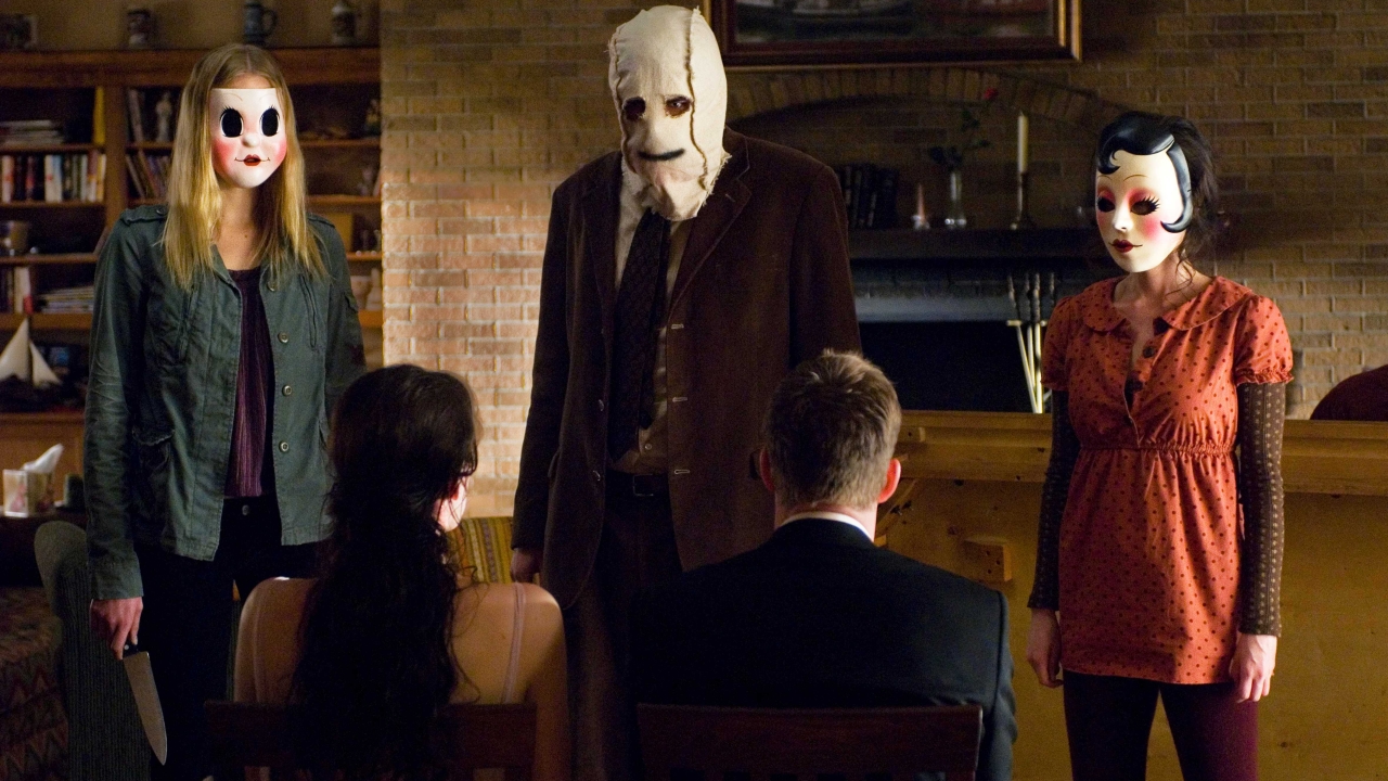 Schaars geklede tiener krijgt onverwacht bezoek in eerste beelden 'The Strangers: Chapter 1'