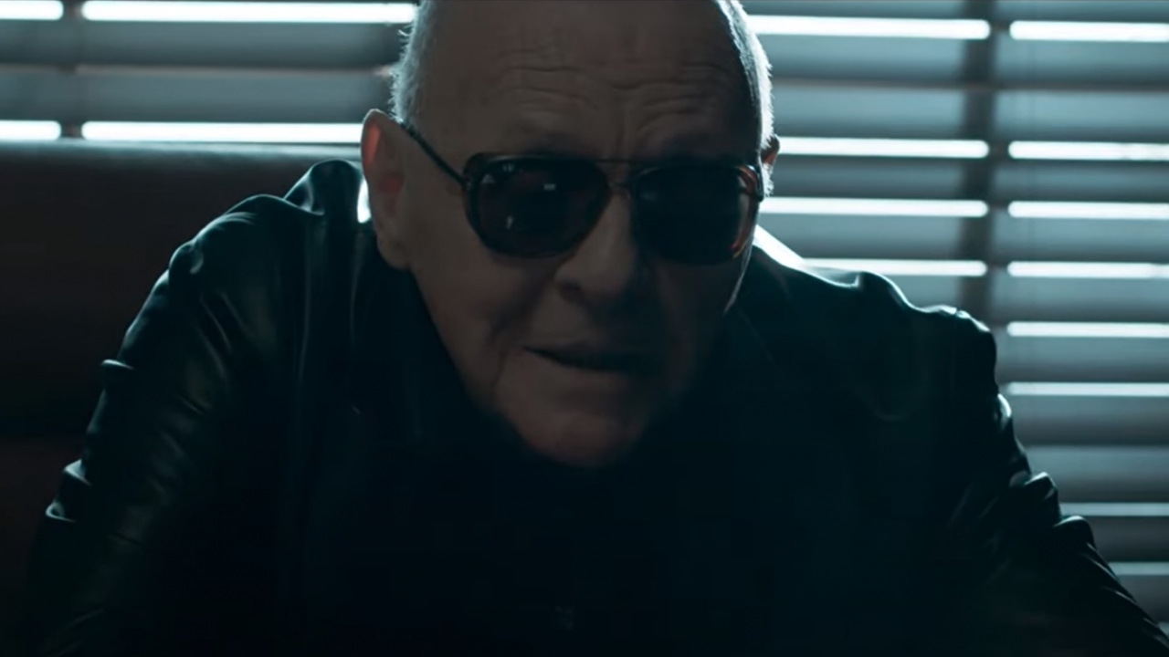 Bad-ass Anthony Hopkins met leren jas en zonnebril in trailer voor 'The Virtuoso'