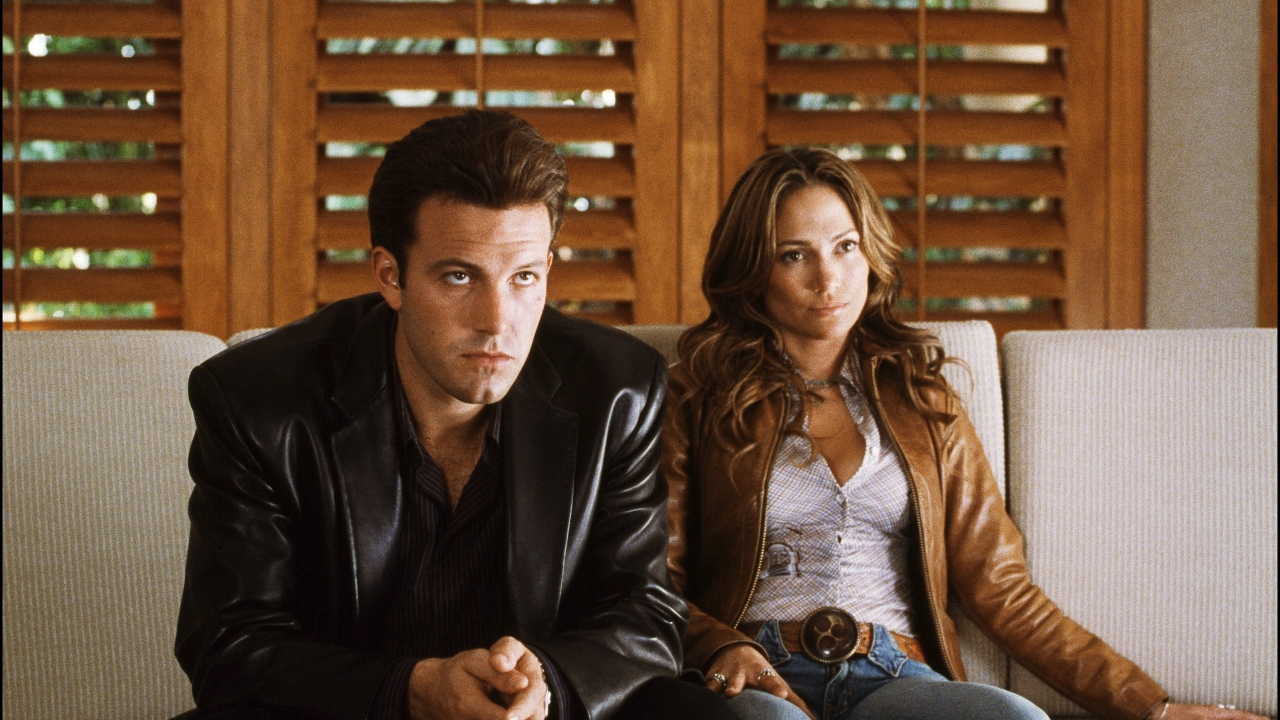 Liefde bloeit op de rode loper: Jennifer Lopez en Ben Affleck stelen de show met intieme kus bij 'Kiss of the Spiderwoman'-première