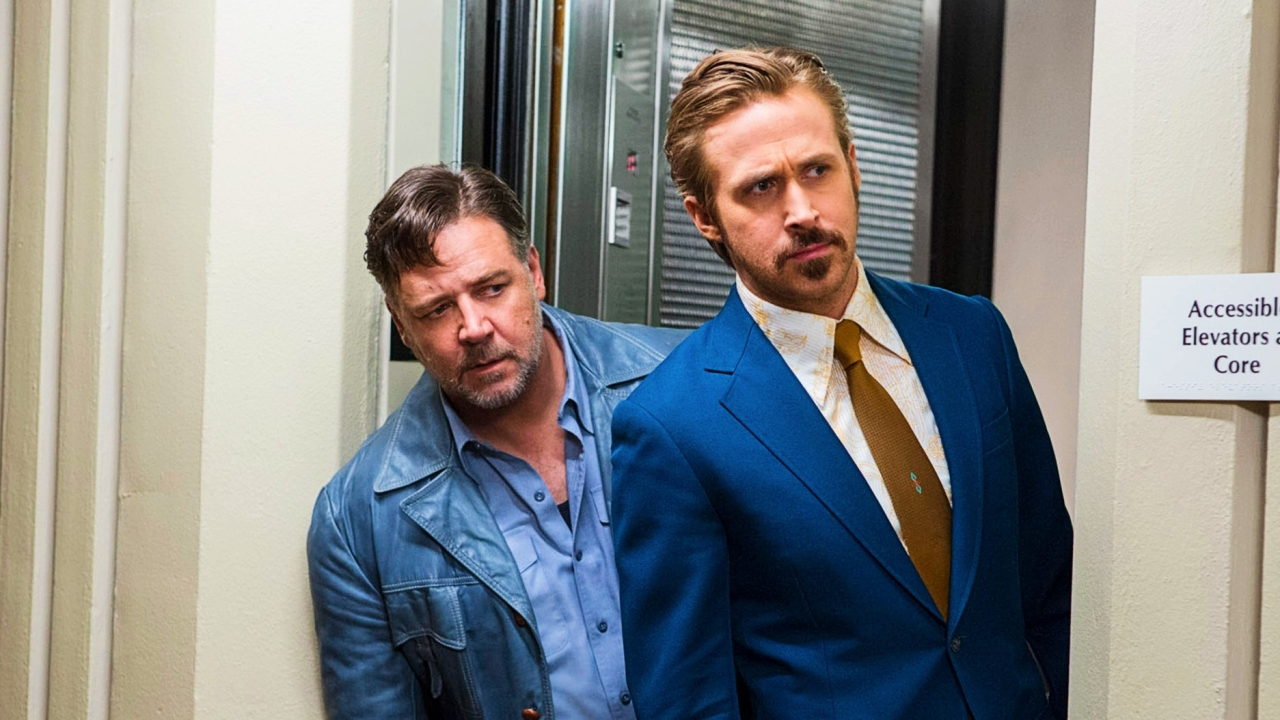 Russell Crowe over zijn samenwerking met "de kleine kl**tzak" Ryan Gosling aan 'The Nice Guys'