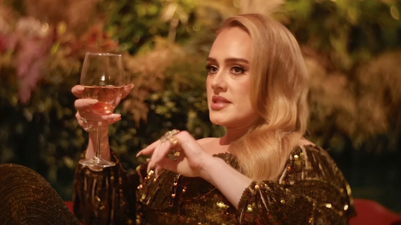 Adele roept fans op veel alcohol te drinken tijdens haar optredens