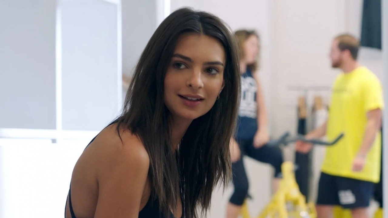 Emily Ratajkowski gaat los in haar slaapkamer