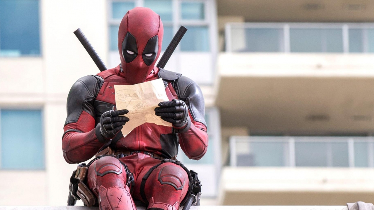 Ryan Reynolds deelt foto's eerste keer passen 'Deadpool'-kostuum