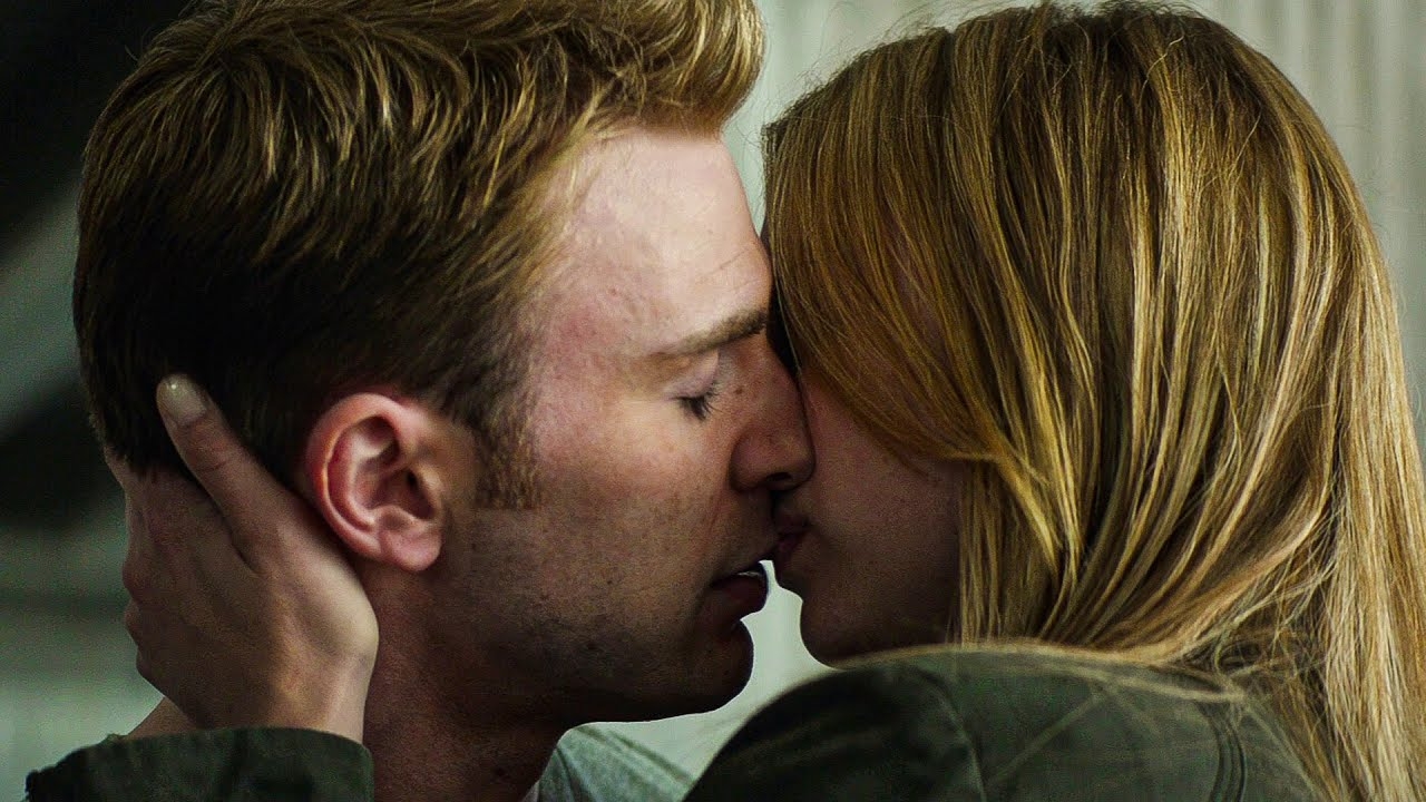 'Captain America: Civil War'-actrice blikt terug op haar controversiële kus met Steve Rogers.
